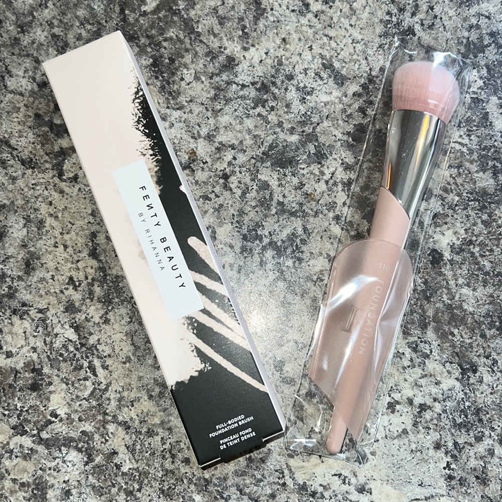 NIB NWT Fenty Beauty by Rhianna Full Bodied Foundation Brush 110